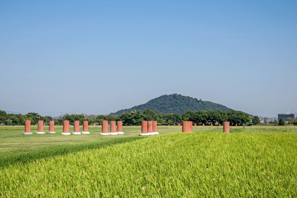 奈良県の飛鳥・藤原宮跡の広大な遺跡と田園風景と耳成山