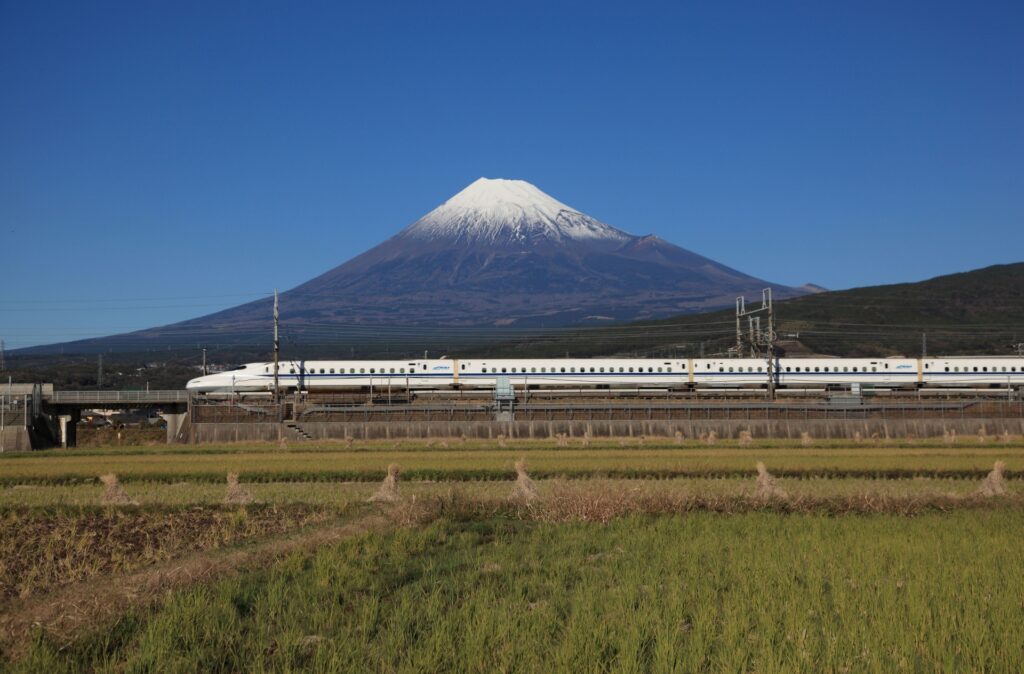 富士山の美しいシルエットと自然風景（日本を代表する世界遺産）