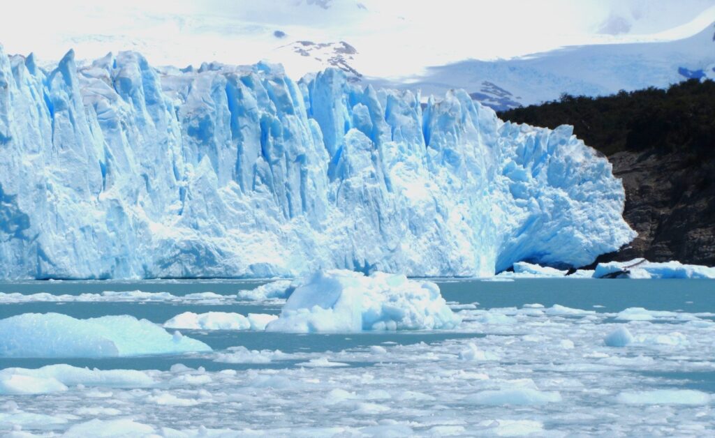 気候変動によって融解が進む氷河の風景（世界遺産の危機）