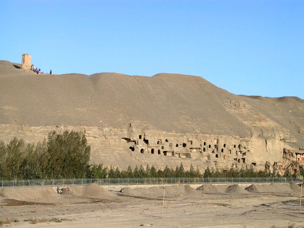 敦煌莫高窟の遠景