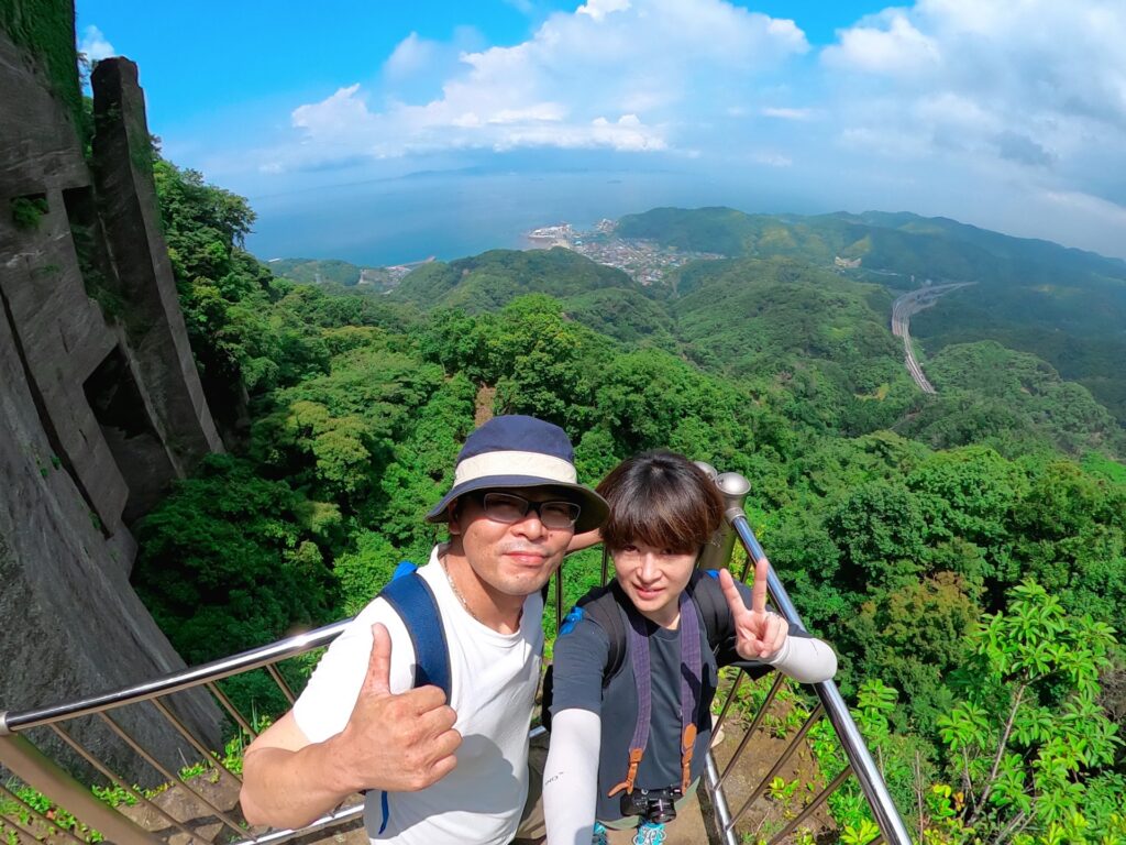 世界遺産旅行を楽しみ満足している人物のイメージ