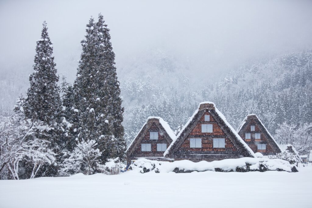冬の白川郷の雪景色と合掌造りの世界遺産の風景