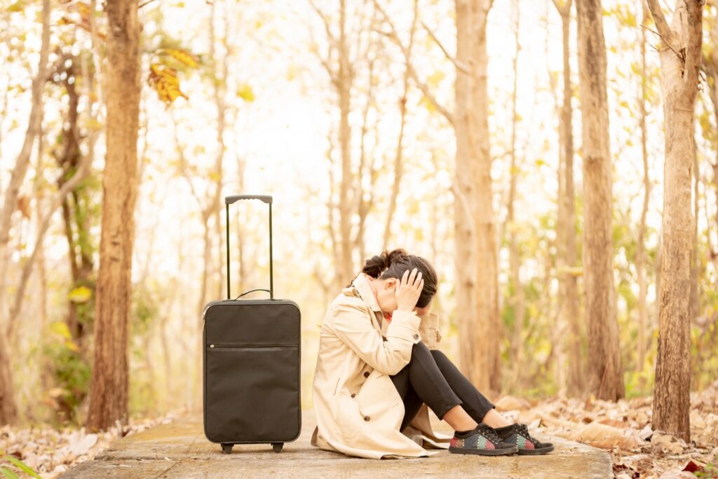 期待していた景色と違い落胆する旅行者のイメージ
