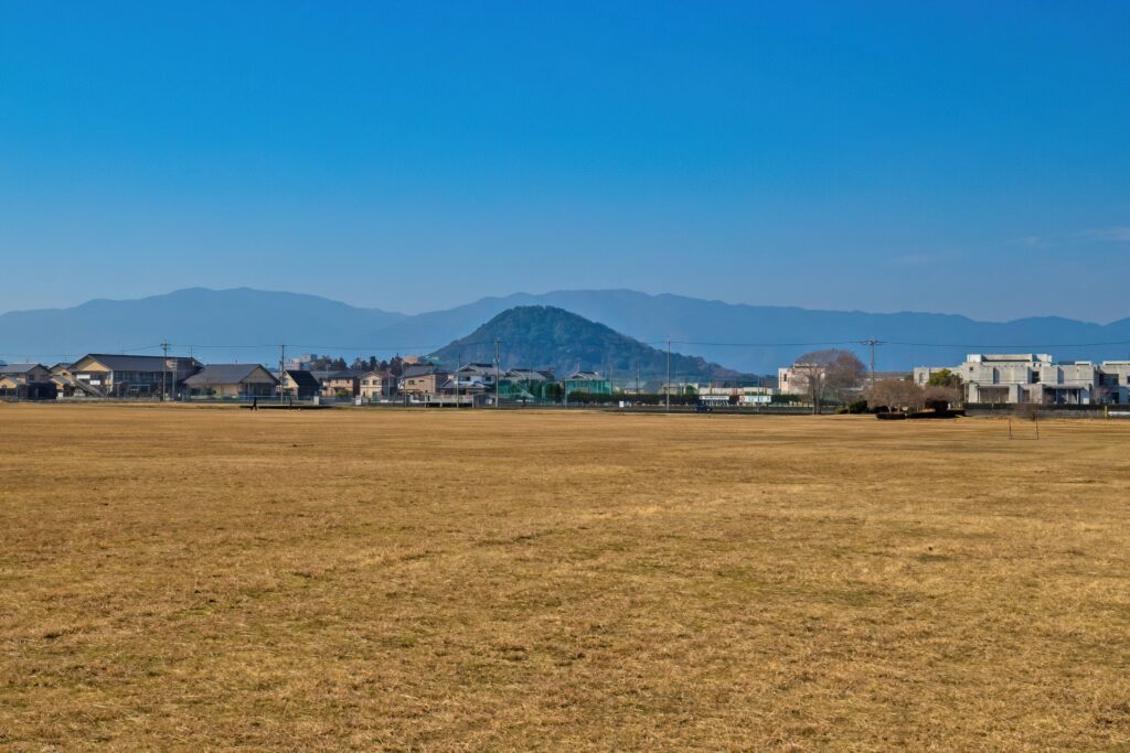 藤原宮跡から望む大和三山の一つ畝傍山と奈良の広大な風景