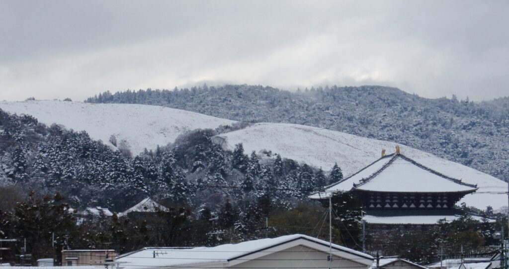 自宅ベランダから、雪化粧した若草山・東大寺大仏殿の眺め