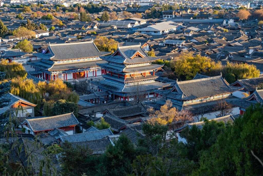中国の世界遺産麗江古城の伝統的な街並みと建築風景