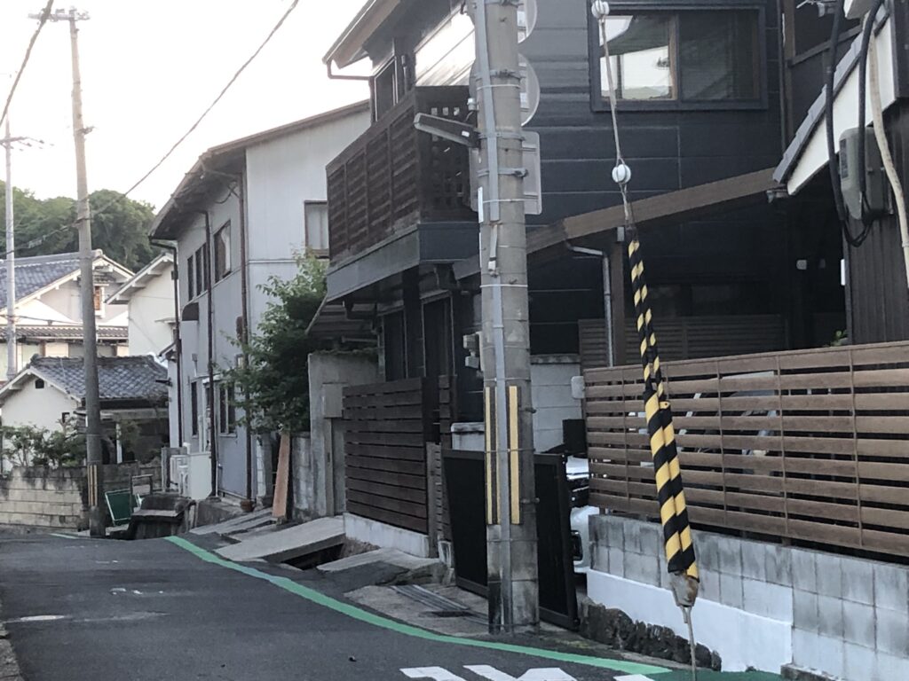 奈良・鼓阪地区の静かな朝の路地風景