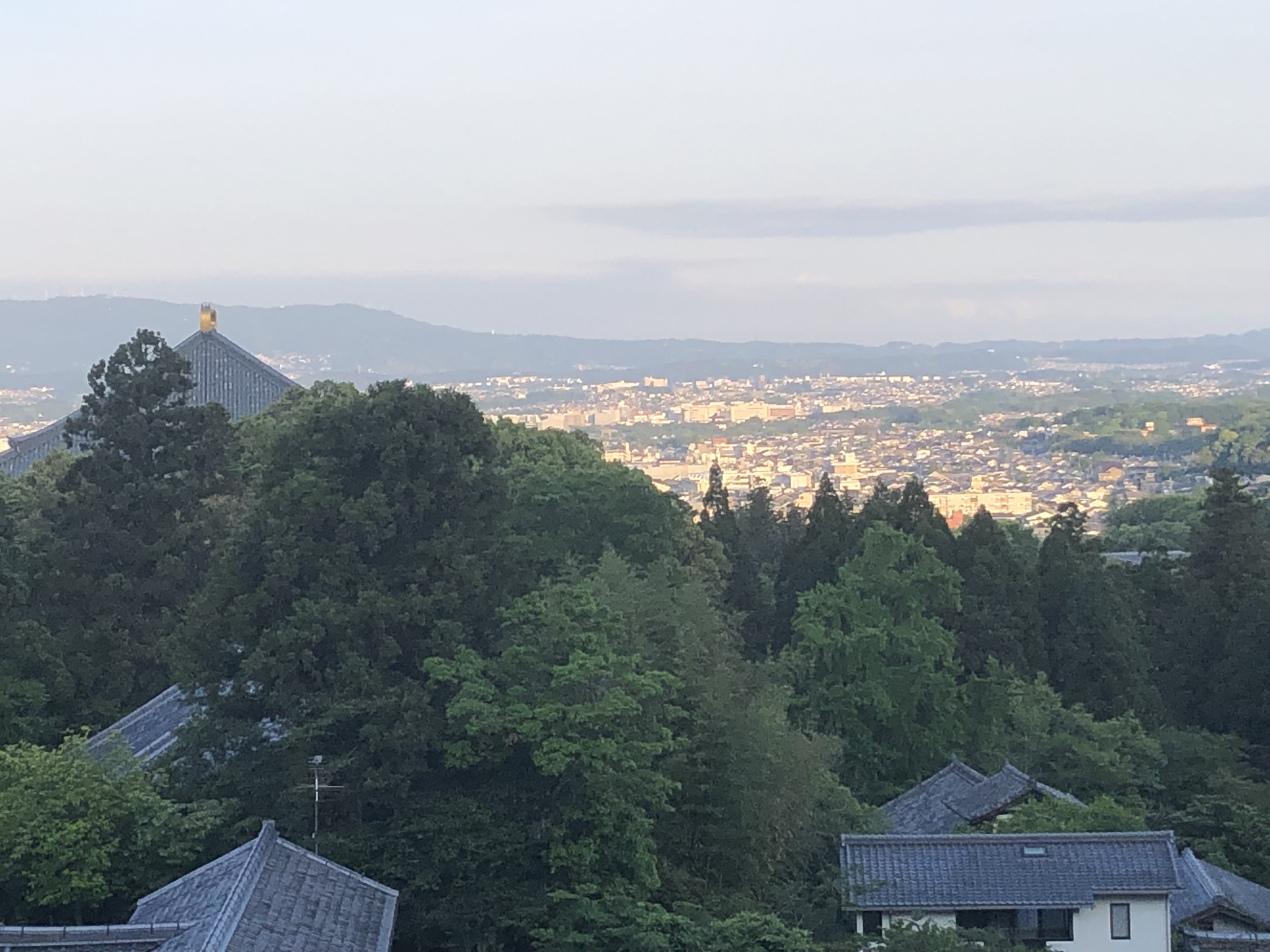 二月堂より、朝日が差す奈良盆地を望む。
