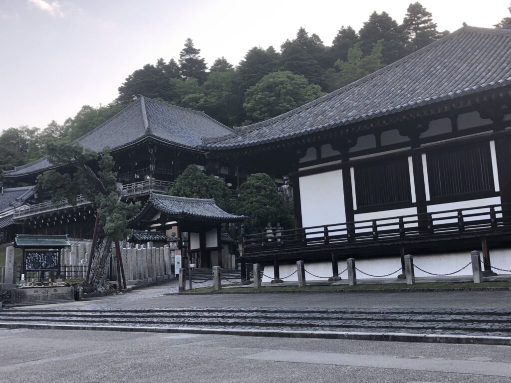 並び立つ、二月堂・三月堂(法華堂)