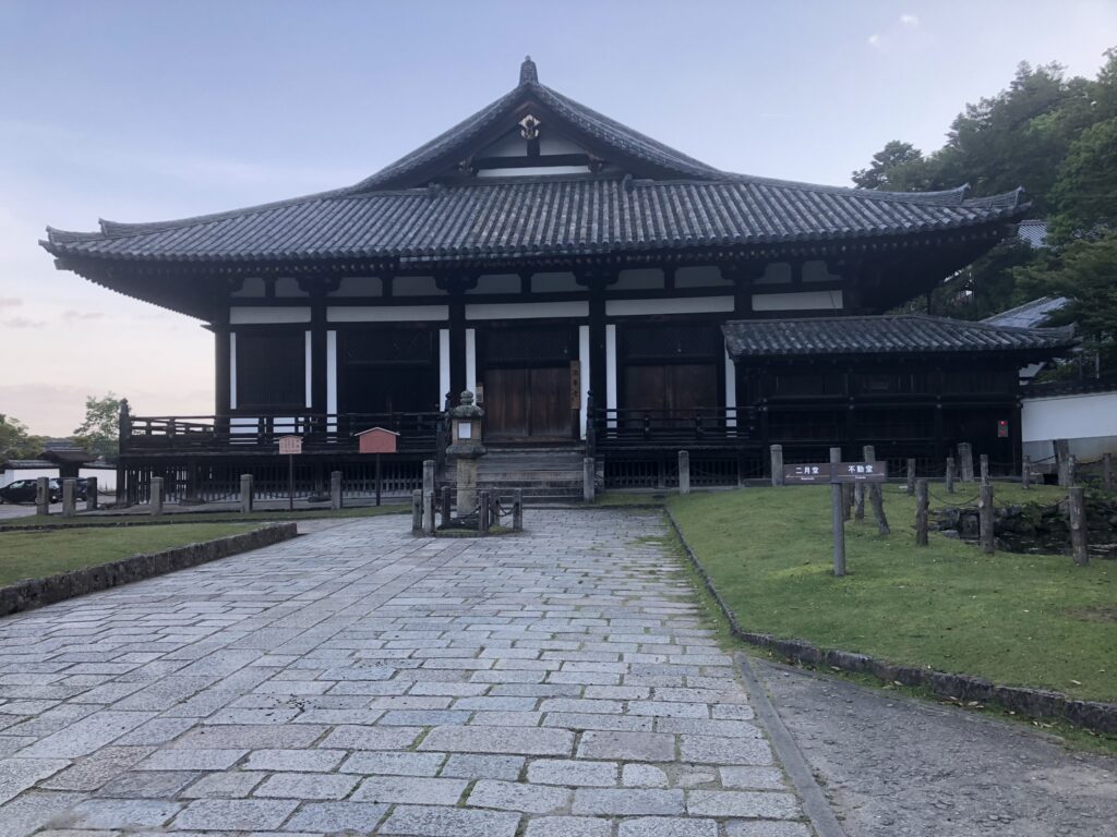 奈良・東大寺三月堂（法華堂）の静かな朝の風景
