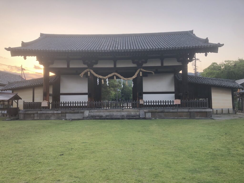 早朝の奈良・転害門と静かな古都の風景
