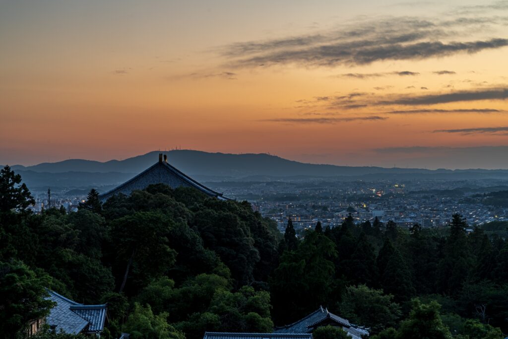 夕暮れの奈良で静かに佇む東大寺の風景
