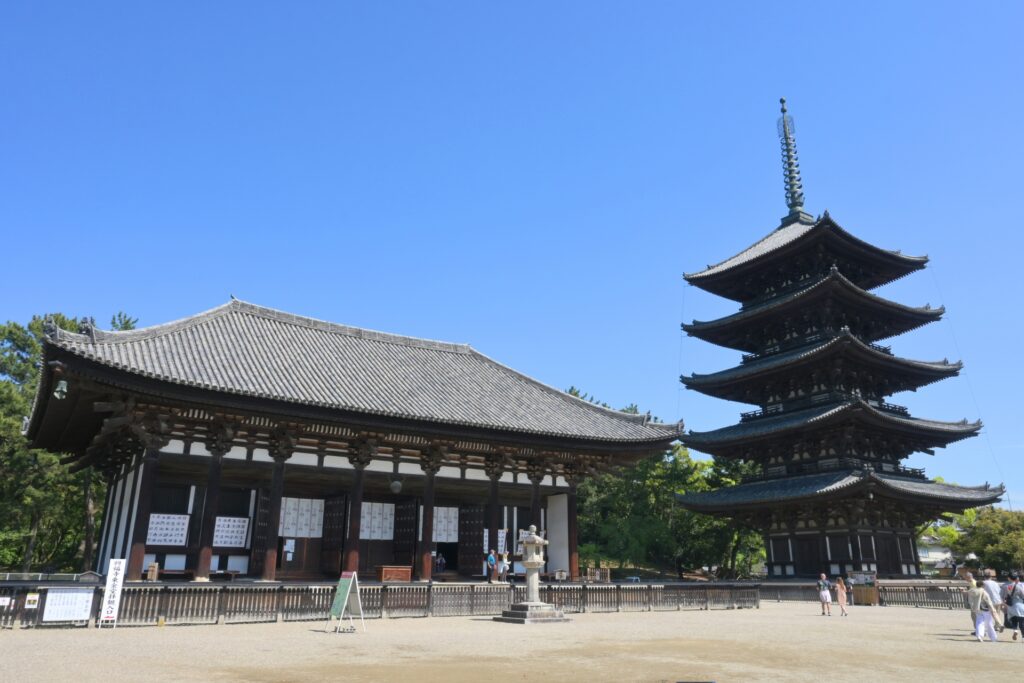奈良の街と密接につながりを持ちながら発展した寺。