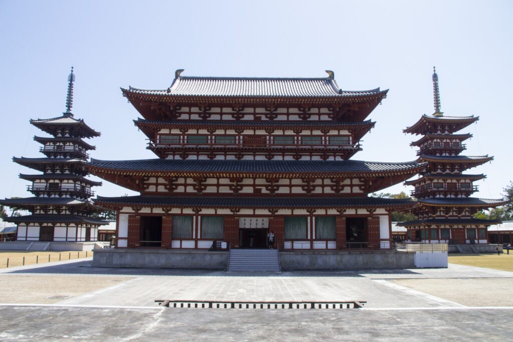 金堂と東西二つの塔を擁する薬師寺。