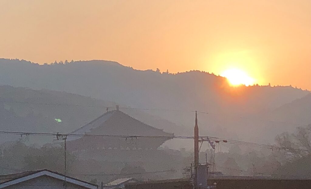 春日奥山に朝日が昇る