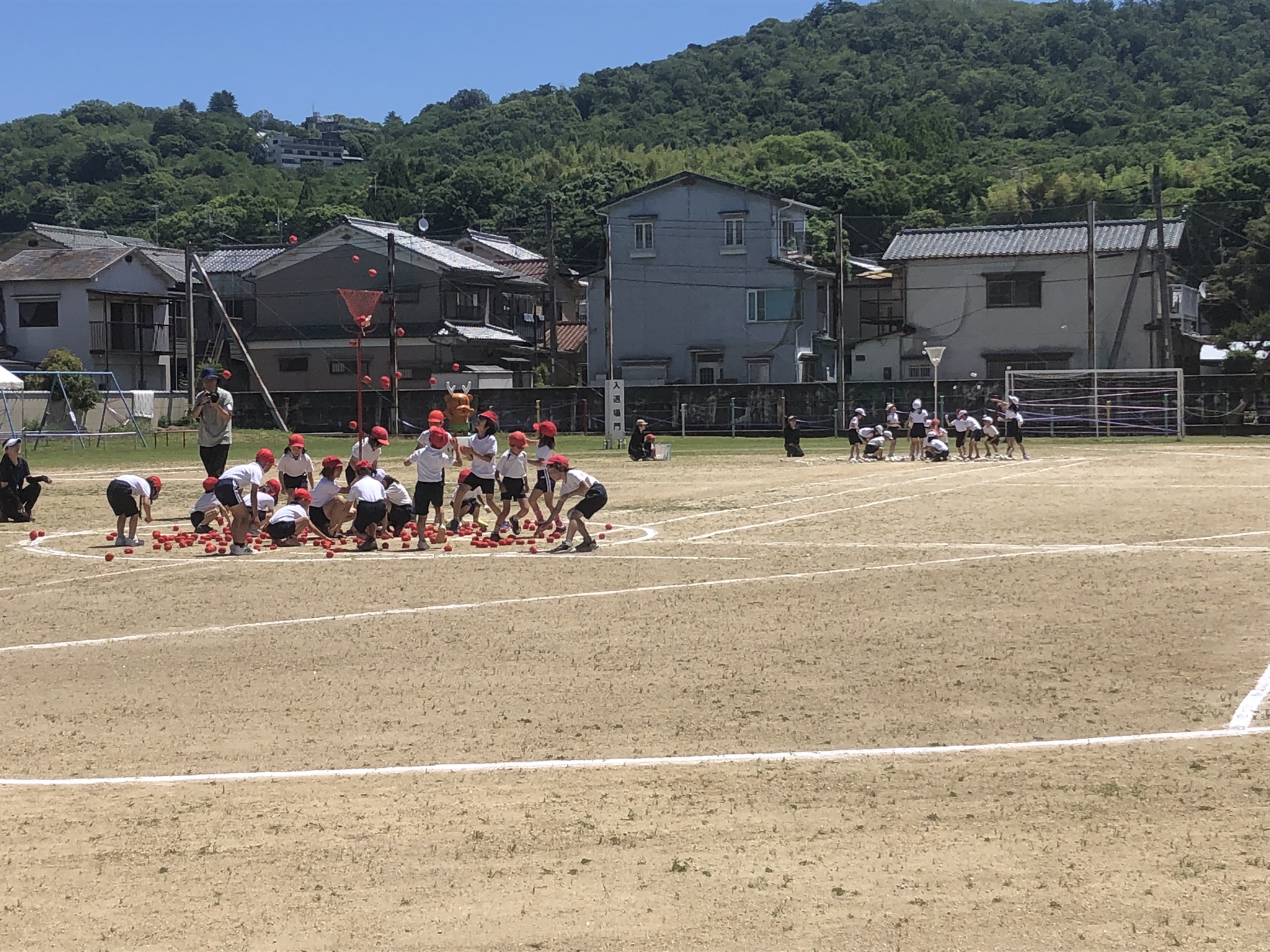 運動会の玉入れの風景