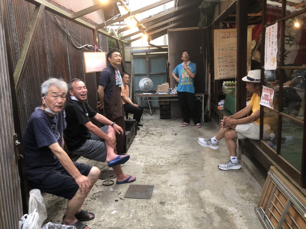 奈良町で地域の人が交流する様子