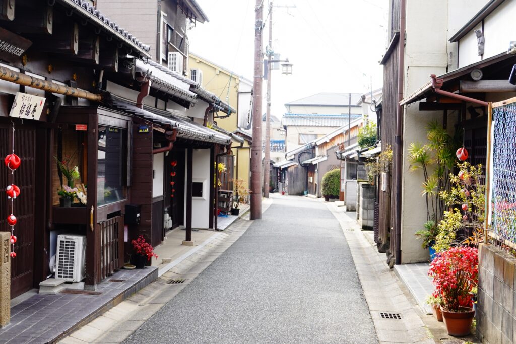 朝の奈良町を歩く風景