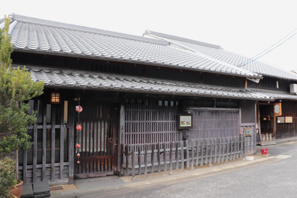 奈良町の古い町家と格子戸