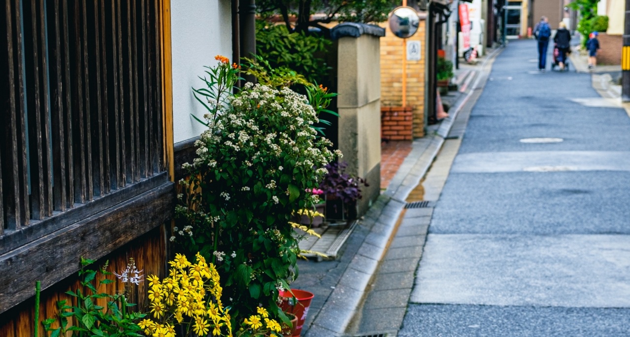 奈良町の花のある格子戸がある家